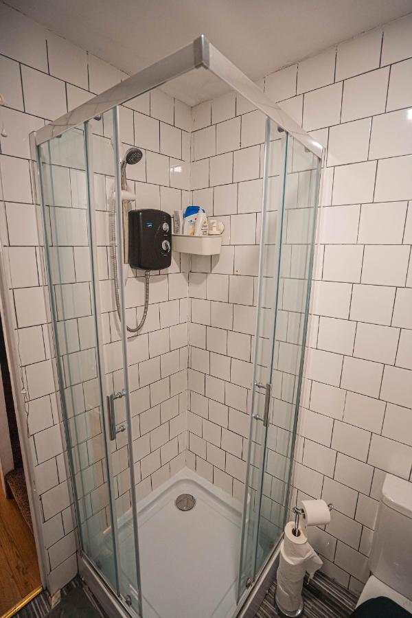 Private And Spacious 2 Bedroom House - Free Parking! Cardiff Luaran gambar