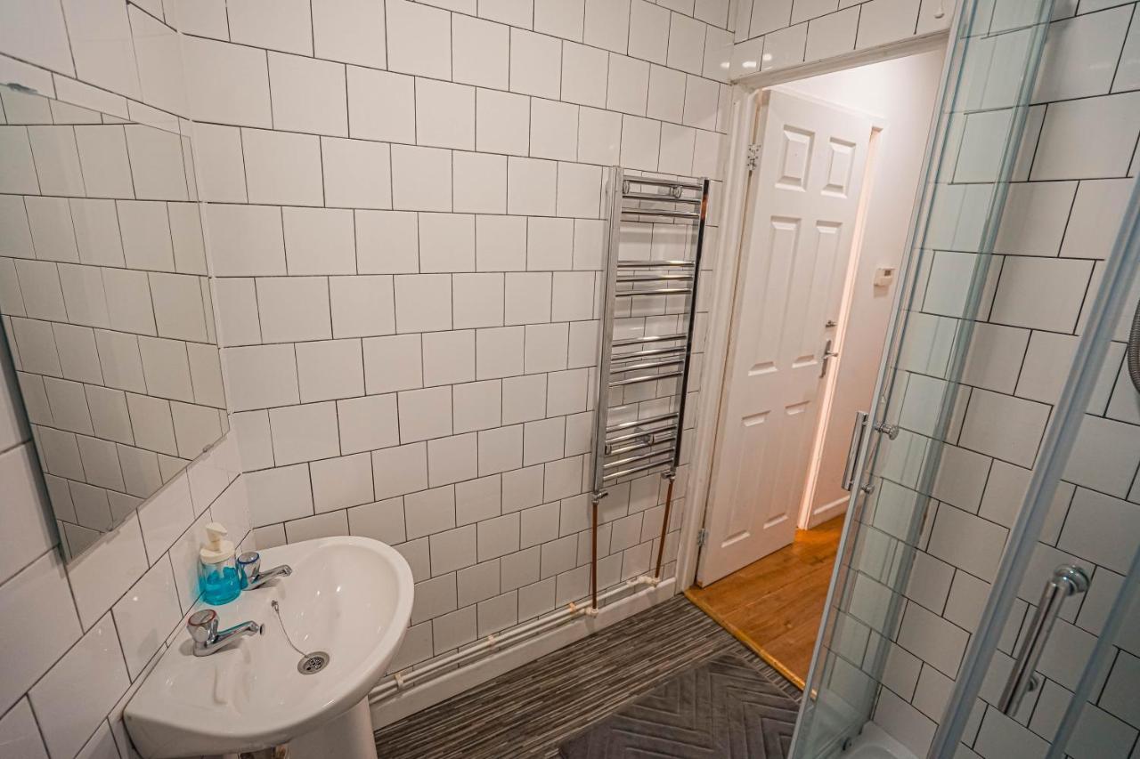 Private And Spacious 2 Bedroom House - Free Parking! Cardiff Luaran gambar
